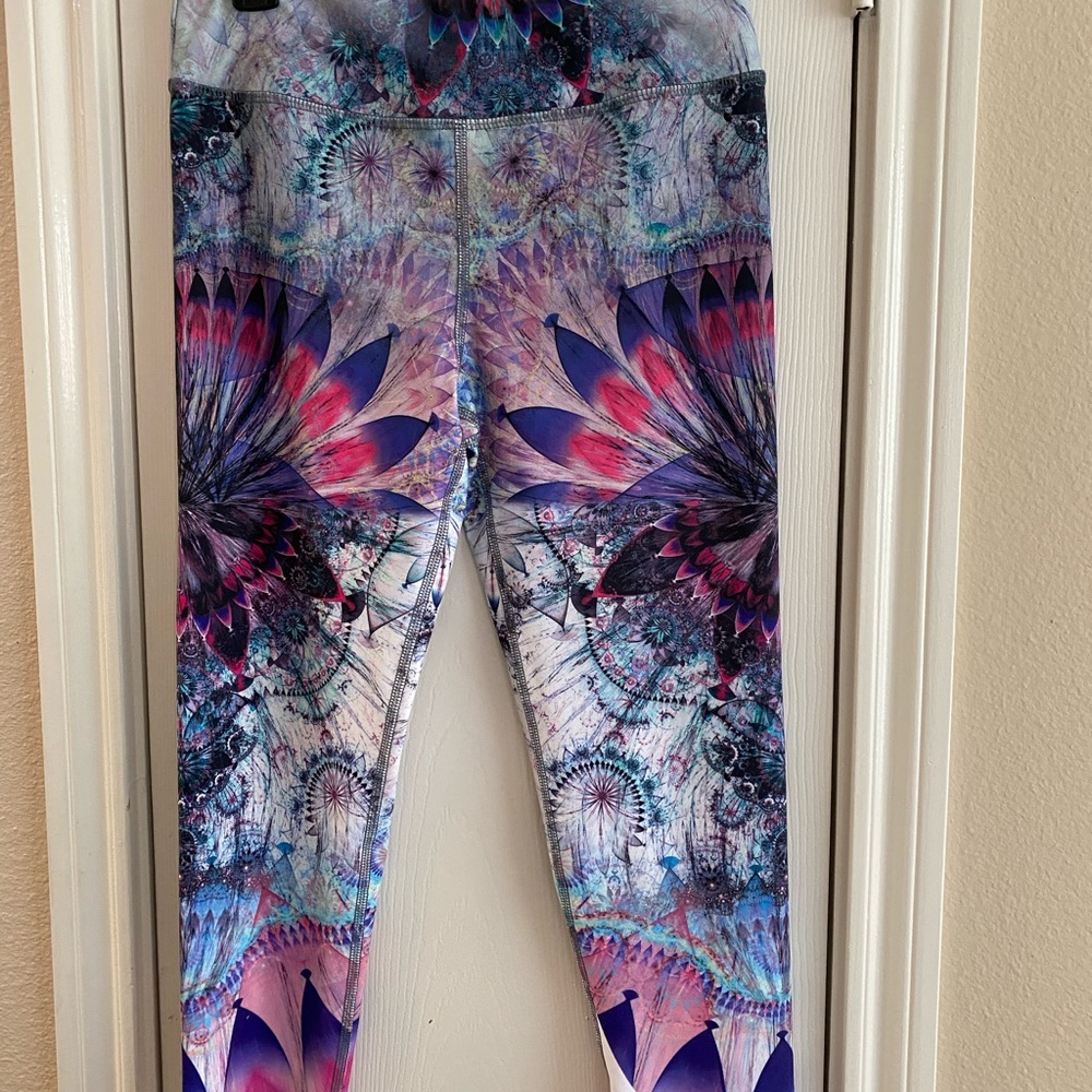 EVOLUTION & CREATION Capri Yoga Pants (S)